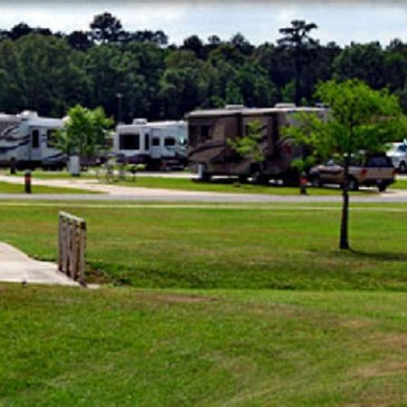 Red Shoes Rv Park And Chalets Kinder Exterior photo